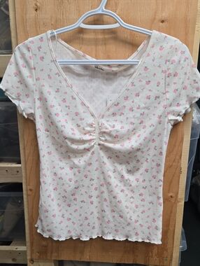 Elodie Size M White and Pink Floral Y2K Ruffle Knit Short Sleeve Top